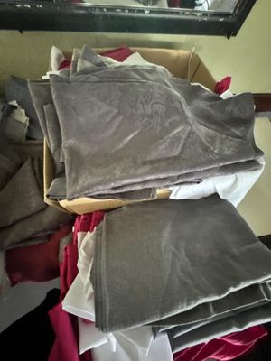 une boîte remplie de vêtements posée sur un lit