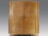 une image représentant une armoire en bois avec deux portes d'un côté et une porte de l'autre côté