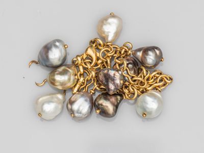 un gros plan sur un collier de perles
