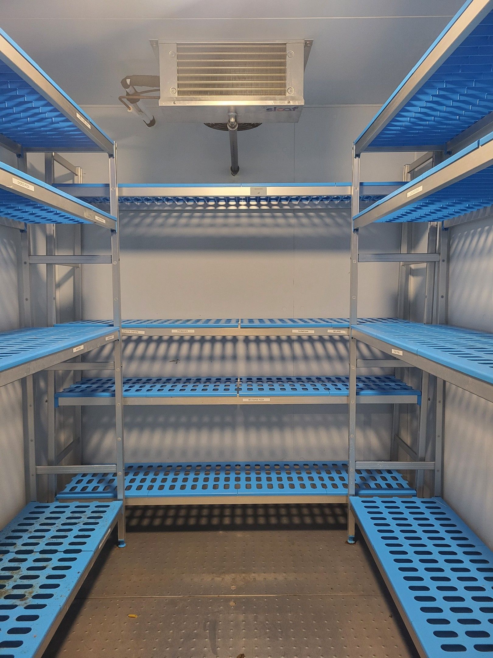 Trois étagères aluminium et PVC alimentaires dans la chambre…