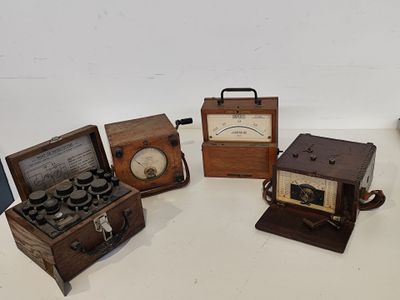 trois radios à l'ancienne posées sur une table blanche