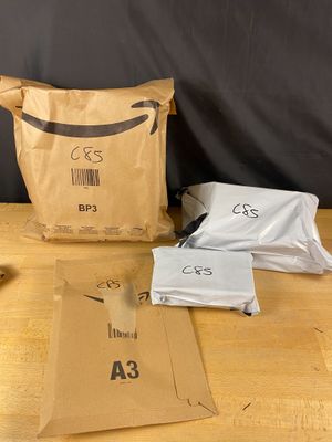 un sac en papier brun posé sur une table en bois à côté d'une paire de ciseaux et d'une paire de ciseaux