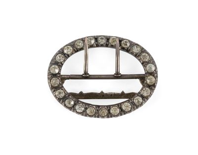 1 boucle de ceinture en argent, orné de strass, 1 épingle à …