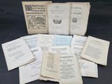 plusieurs vieux livres posés les uns sur les autres sur une table