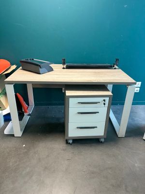 un bureau sur lequel se trouvent un tiroir et un classeur