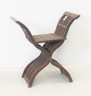 une chaise en bois dont l'assise est également en bois