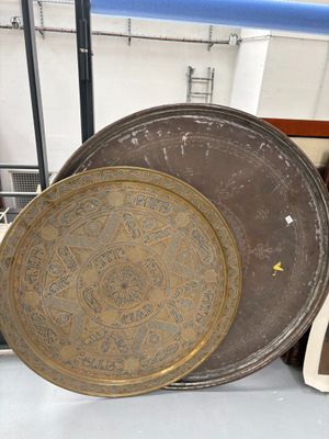 beaucoup de vieilles assiettes en métal posées sur une table