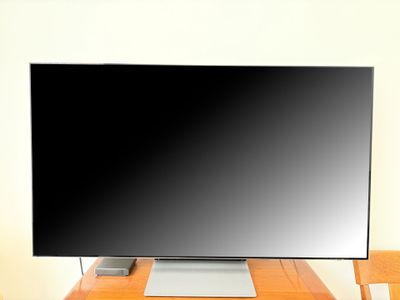 un téléviseur posé sur une table en bois