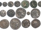 un assortiment de pièces de monnaie romaines antiques sur fond blanc