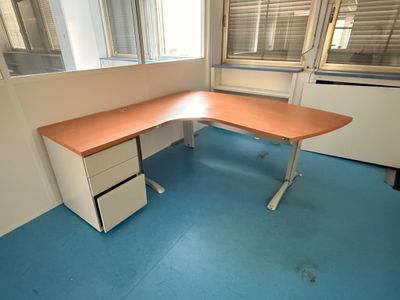 un bureau d'angle dans un bureau vide au sol bleu
