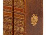 un ensemble de livres anciens composé de deux livres superposés