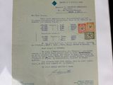 un vieux document sur lequel figure la photo d'une femme
