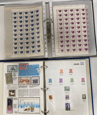 un classeur orné de timbres, posé sur une table