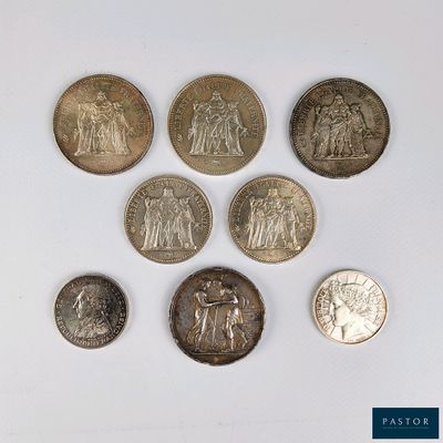 six types de pièces différents sont présentés sur une surface blanche