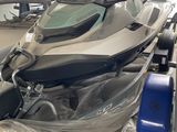 une photo d'un jet-ski dans un showroom