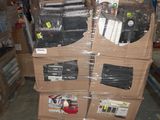 une pile de boîtes empilées les unes sur les autres