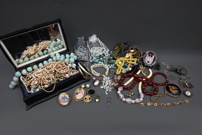 un assortiment de bijoux variés, comprenant notamment des colliers, des bracelets et des broches