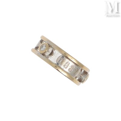 un gros plan d'une bague sertie de deux diamants sur fond blanc