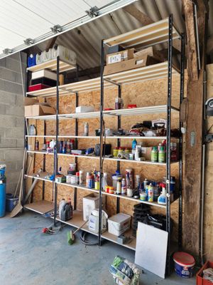 un garage rempli d'une multitude d'outils et de matériel