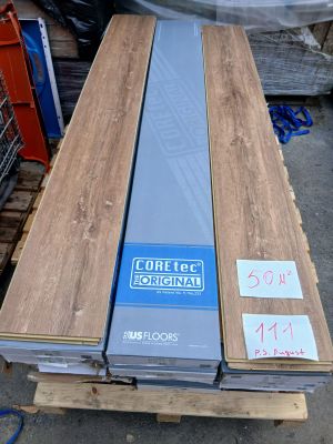 deux morceaux de bois sont empilés sur une palette dans un entrepôt