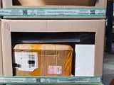 plusieurs cartons empilés les uns sur les autres sur une palette