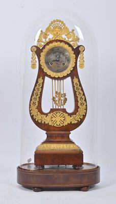 une horloge sous un dôme en verre, posée sur un socle en bois