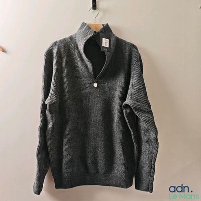 une photo d'un pull suspendu à un cintre