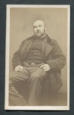 une vieille photo d'un homme en costume-cravate