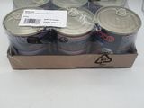six canettes de soda posées dans une boîte en carton sur une surface blanche