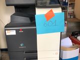 une imprimante multifonction posée sur une pile de cartons