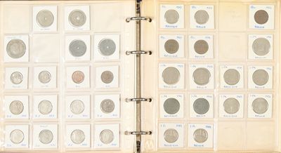 un livre dans lequel se trouvent plein de pièces de monnaie