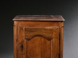 un petit meuble en bois muni d'une porte et d'un tiroir au-dessus