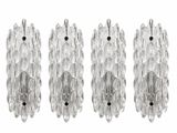 trois appliques en verre transparent accrochées à un mur blanc