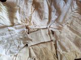 une pile de draps blancs posée sur un lit
