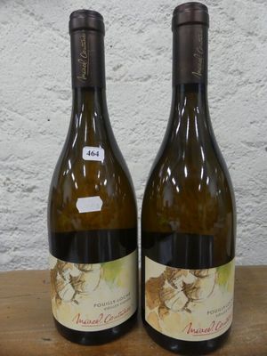 deux bouteilles de vin posées sur une table l'une à côté de l'autre