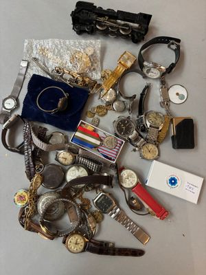 tout un assortiment de montres et d'autres objets posés sur la table