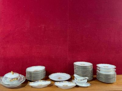 beaucoup d'assiettes et de bols sur la table