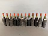 six bouteilles de vin alignées sur une table