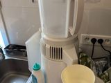 un mixeur et un saladier posés sur le plan de travail d'une cuisine
