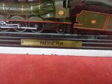 une maquette de train exposée dans une vitrine