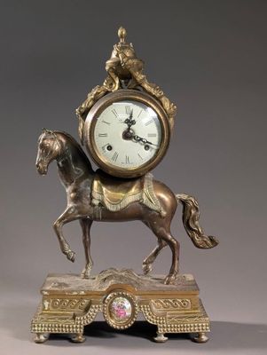 une horloge posée sur le dos d'un cheval