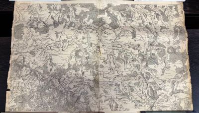 une grande feuille de papier sur laquelle est dessiné quelque chose