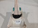 une figurine représentant une femme allongée sur un lit