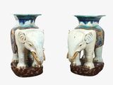 deux vases ornés d'éléphants sur fond blanc