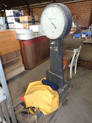 a clock that is sitting on a stand in a room