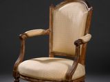 une chaise ancienne en bois avec un revêtement beige, rembourré, rembourré, rembourré, rembourré, rembourré