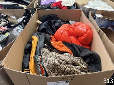 une boîte en carton remplie de vêtements et d'autres objets