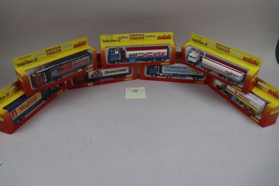 cinq petits trains dans la boîte posée sur la table