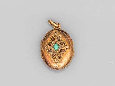 un fermoir en or orné d'une pierre turquoise au centre
