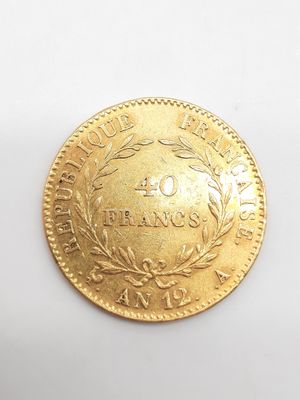 une image d'une pièce d'or sur une surface blanche